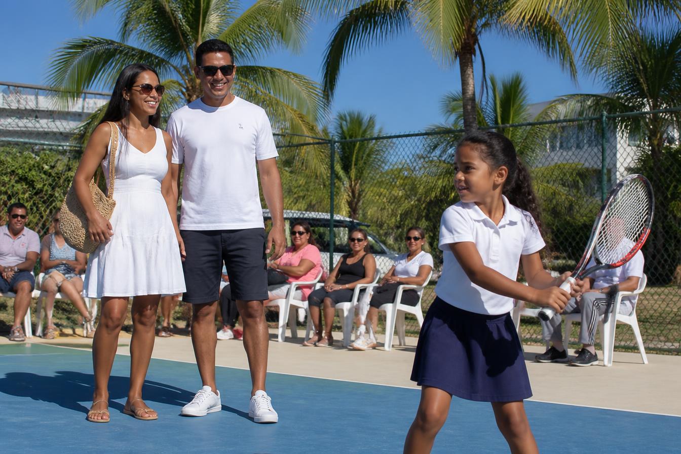 Madre e hijo sonriendo después del entrenamiento de tenis